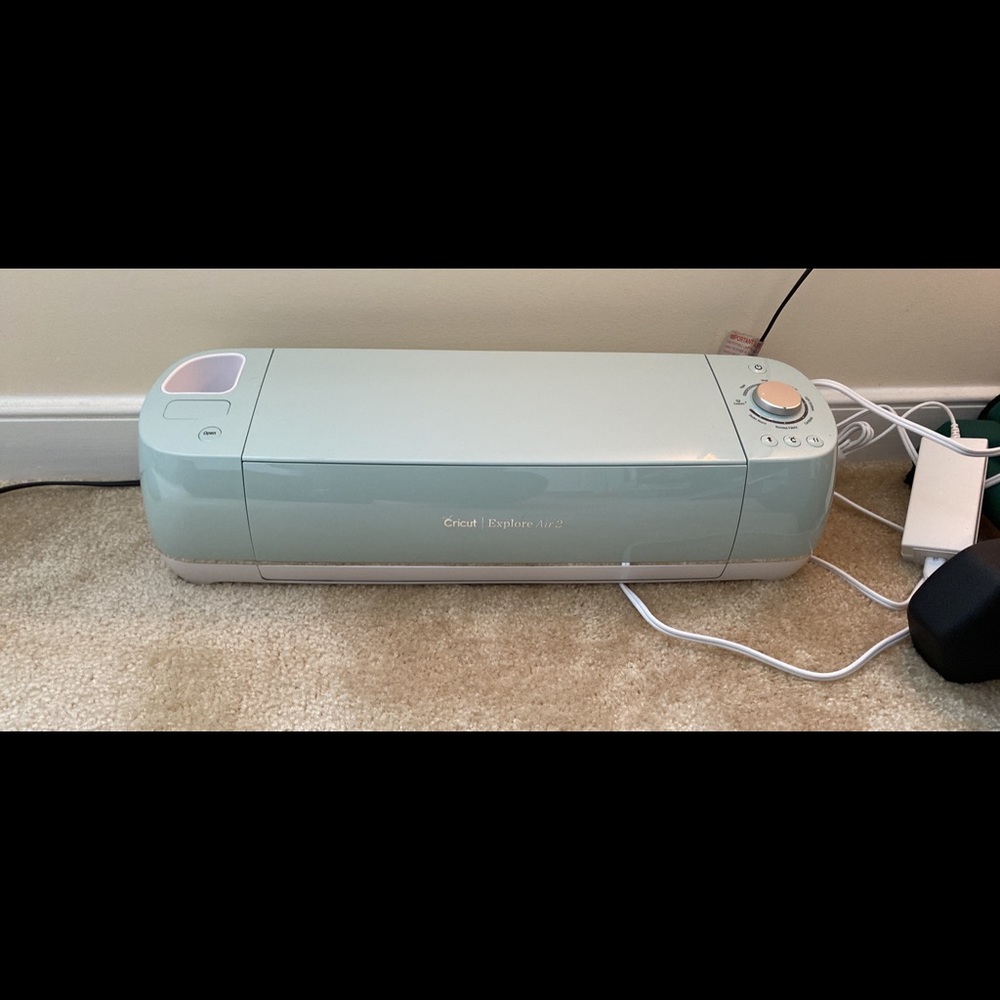 Cricut Explore Air 2 + Everything Bundle - only used a few times